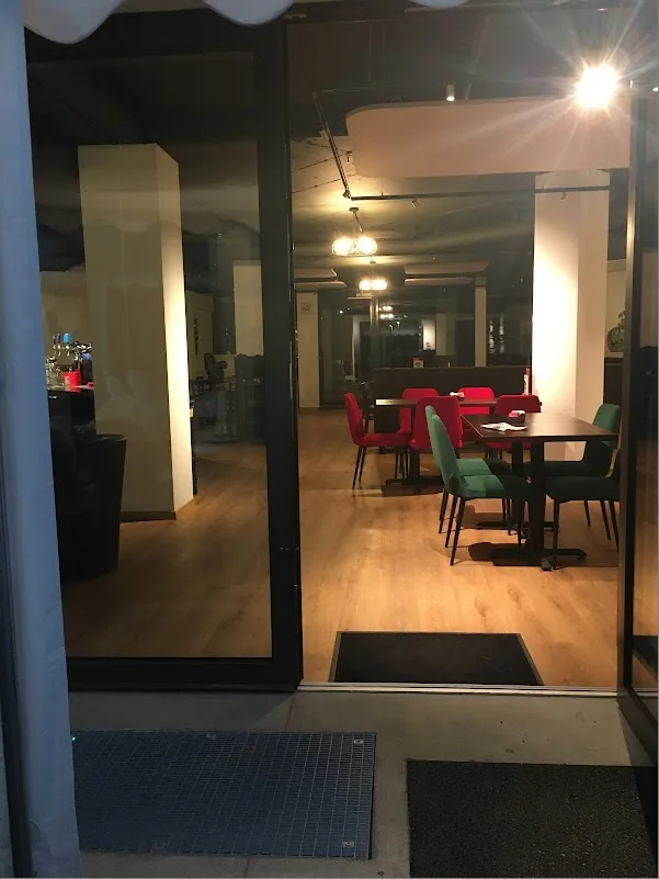 Blick durch den Eingang in die Café-Bar Lädeli